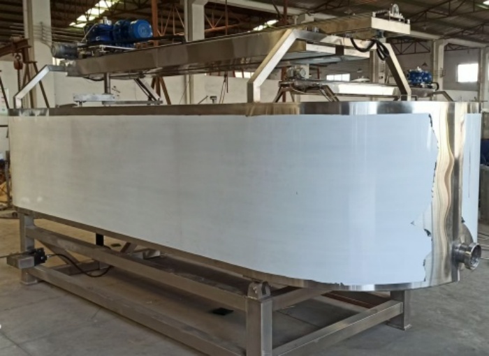 公司新增奶酪制作設(shè)備—不銹鋼奶酪槽、奶油摔打機(jī)